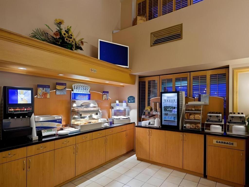 Holiday Inn Express Toronto East - Scarborough By Ihg ภายนอก รูปภาพ