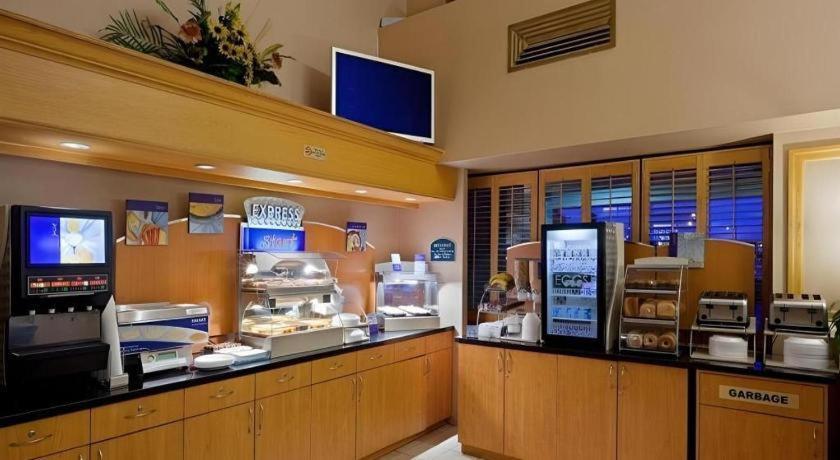Holiday Inn Express Toronto East - Scarborough By Ihg ภายนอก รูปภาพ